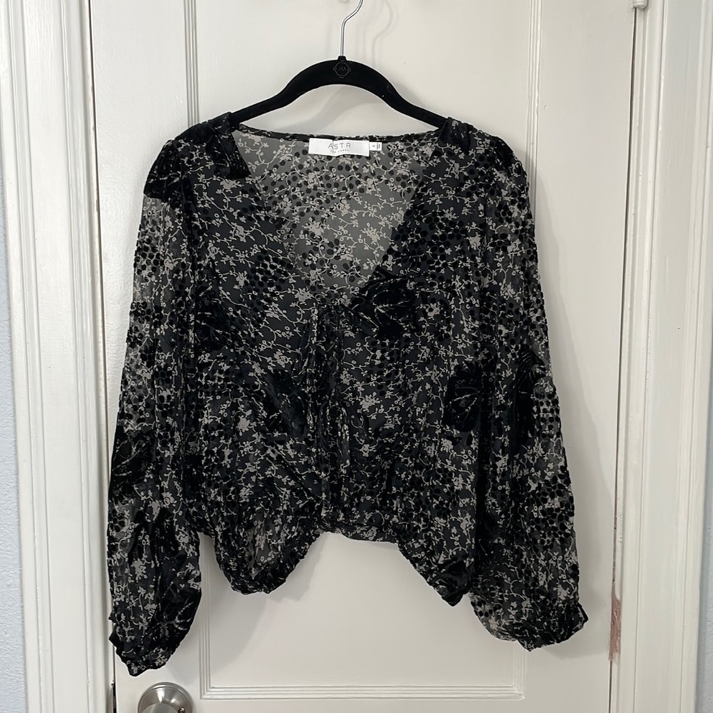 ASTR the label crop black top